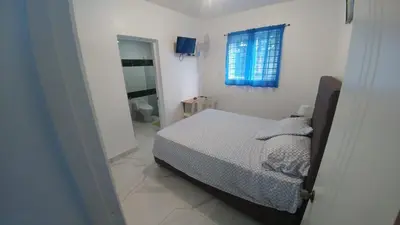 a small bedroom with a bed and a bathroom at Apartamento amueblado en Santiago, Res Blue Amber, 2 habitaciones in Santiago de los Caballeros
