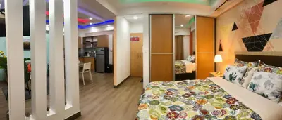 a hotel room with a bed and a kitchen at Estancia Casa Real Frente a la Zona Colonial in Calero