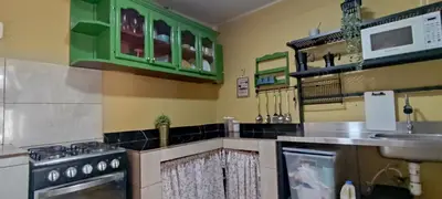 a kitchen with green cabinets and a sink at Chulavista Constanza casa campito in Arroyo Frío