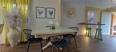 a dining room with a table and chairs at Chulavista Constanza casa campito in Arroyo Frío