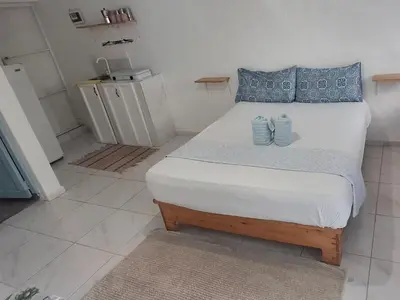 a bed with two towels on it in a room at Apto Los Blancos, a dos Minuto de los Patos in Bejuquero