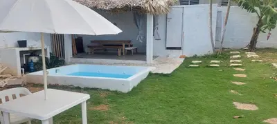 a bath tub in a yard with an umbrella at Apto Los Blancos, a dos Minuto de los Patos in Bejuquero
