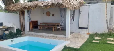 a large blue tub in a yard with a table at Apto Los Blancos, a dos Minuto de los Patos in Bejuquero