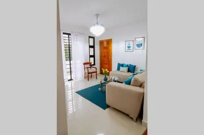 a living room with a couch and a table at Hermoso apartamento, 3 Habitaciones espaciosas, 2 Aires acondicionados in Santiago de los Caballeros