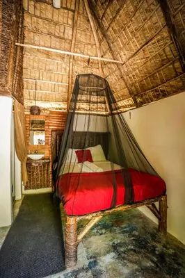 a bed with a hammock in a room at Valle Bucana in Santa Bárbara de Samaná