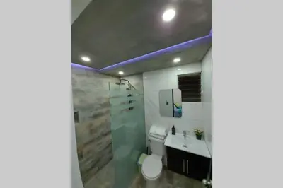 a bathroom with a toilet and a sink and a shower at Cómodo Apto de 2hab con Aire 2baños, cerca de todo en Alma Rosa I in El Seis