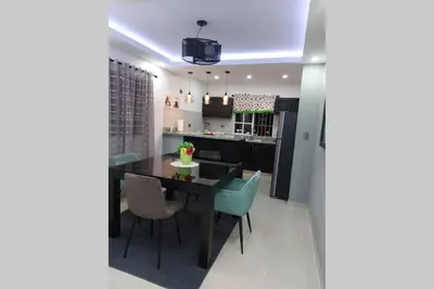 a kitchen and dining room with a table and chairs at 4to nivel 2 habitaciones 2 baños Alma Rosa I in El Seis