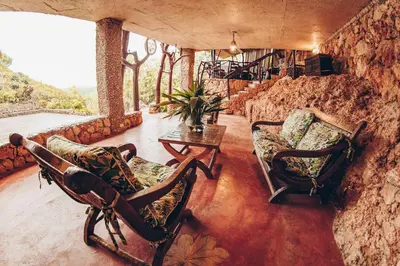 a living room with two chairs and a table at Altos de Caño Hondo in Los Guineos Perdidos
