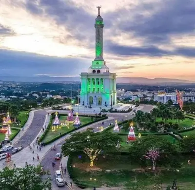 a building with a green light on top of it at 7DR Apt in Prime Location Near Monumental Area in Santiago de los Caballeros