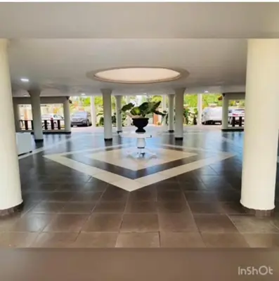 a large hall with a vase in the middle at Apartamento estudio frente al mar in Guayacanes