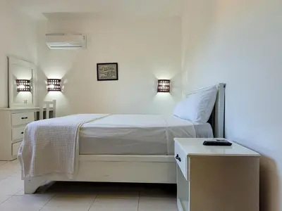 a bedroom with a white bed and a table at Drake Bolivar Santo Domingo in Santo Domingo
