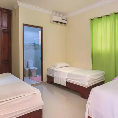 1 Bedroom Apartment 1 Queen 2 Singles