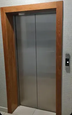 a glass door of a closet in a room at Torre Harriannet XIII in Santo Domingo