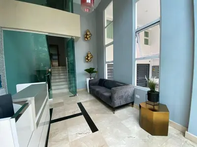 a living room with blue walls and a couch at Torre Harriannet XIII in Santo Domingo