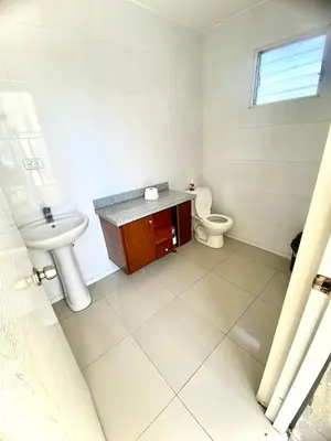 a bathroom with a toilet and a sink at Acogedor apartment , seguridad las 24 horas , Cibao International Airport 8 minutos, Centro de Santiago 10 Minutos , Tamboril la capital mundial del cigarro 10 minutos in Licey al Medio