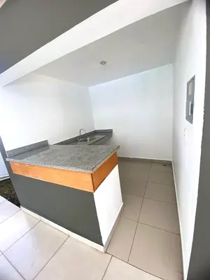a kitchen with a counter top in a room at Acogedor apartment , seguridad las 24 horas , Cibao International Airport 8 minutos, Centro de Santiago 10 Minutos , Tamboril la capital mundial del cigarro 10 minutos in Licey al Medio