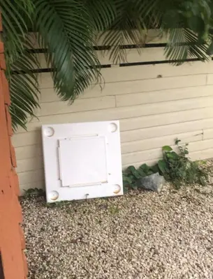 a white box sitting next to a wall at Apartamento CGM de 1 habitación in La Romana