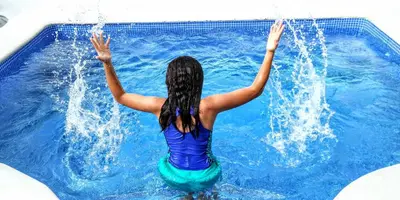 a woman in a pool playing in the water at El Conde del Macao in Salado