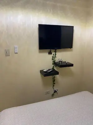 a flat screen tv on the wall of a bedroom at Lesnah Apartamento, Jacobo Majluta in Los Casabes