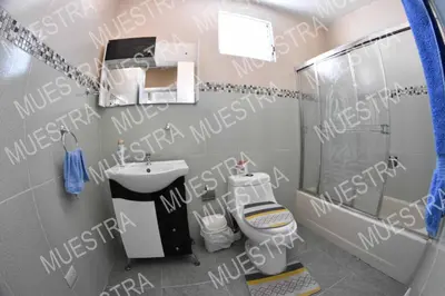 a bathroom with a toilet and a sink and a shower at Apartamento en la carreras próximo al monumento in Santiago de los Caballeros