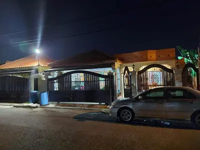 a car parked in front of a house at night at Hermosa casa urbanización Jardines del Norte in Santiago de los Caballeros