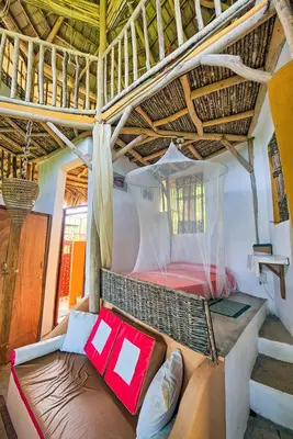 a room with a bed in a straw roof at Tropical Cottage En Eco Casa Algana in El Limón