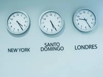 three clocks with different time zones and different names at Malecon Cozy - Premium Plus 1 in Santo Domingo
