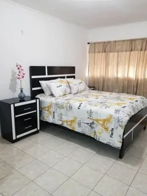 a bedroom with a bed and a nightstand with a bed sidx sidx at Apartamento acogedor con equipamiento premium in El Café