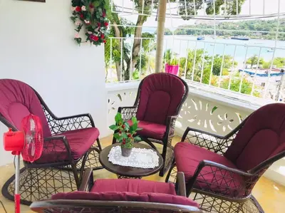 a group of chairs and a table in a room at Apto 2Habitaciones con Aire y Vista al Malecón de Samaná in Santa Bárbara de Samaná