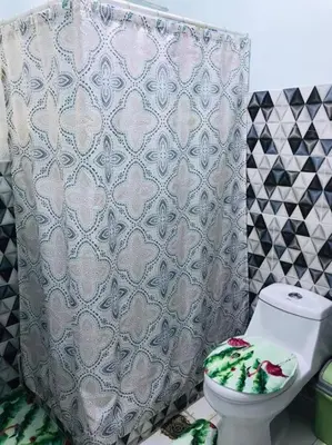a bathroom with a toilet with a flower on it at Apto 2Habitaciones con Aire y Vista al Malecón de Samaná in Santa Bárbara de Samaná