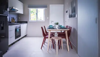 a small kitchen with a table and chairs at Hermosa townhouse boca paraíso in Boca Chica
