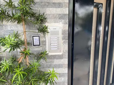 an electrical box on the side of a wall with plants at Studios Don Bosco in Santo Domingo