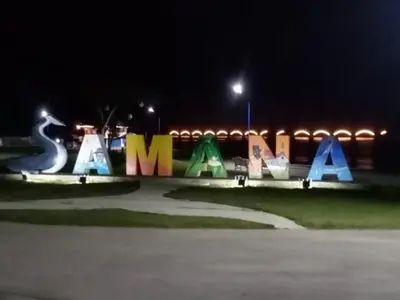 a large sign that says mama in a park at night at Villa del Mar in Punta Balandra