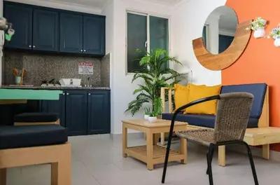 a living room with a couch and a table and a mirror at Residencial Frank I in Santo Domingo