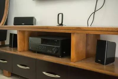 a shelf with a radio and speakers on it at Las vacaciones que soñaste en un lugar seguro! in Santiago de los Caballeros