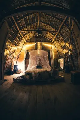 a bed in a round room with a ceiling at Samana Ecolodge in El Limón