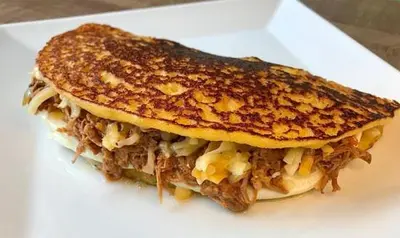 a grilled cheese sandwich on a white plate at Habitación Hogareña in Jarabacoa