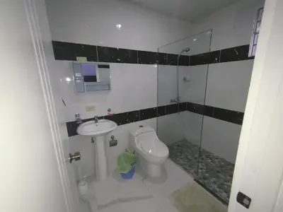 a bathroom with a toilet and a sink and a shower at Apartamento amueblado Res Blue Amber, 1 habitación in Santiago de los Caballeros