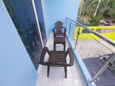 two chairs sitting on top of a balcony at Apartamento amueblado Res Blue Amber, 1 habitación in Santiago de los Caballeros