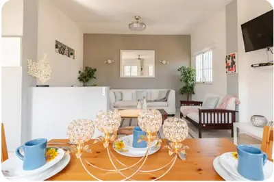 a living room with a wooden table with blue and white dishes at Amplio apartmento in Santo Domingo