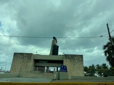 a statue of a woman on top of a building at Studio 27 Colonial, Centro Histórico in Santo Domingo