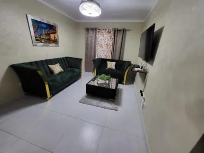 a living room with a couch and a tv at Hermoso y comodo apartamento in Santiago de los Caballeros