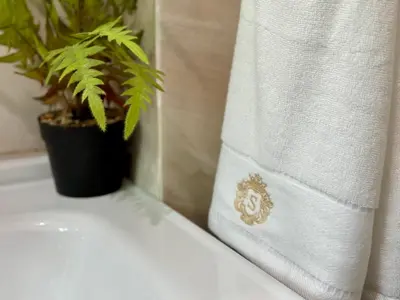 a towel sitting on top of a bathroom sink with a plant at Moderno Penthouse in Solorín