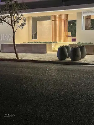 a row of pots sitting on the side of a street at Hermoso refugio céntrico in Santo Domingo