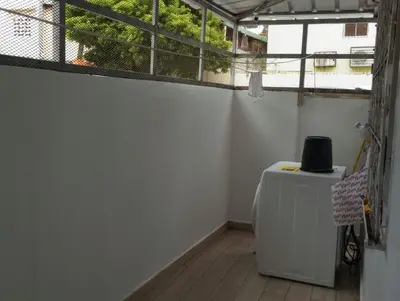 a room with a small refrigerator and a window at Departamento Rosa in Santo Domingo