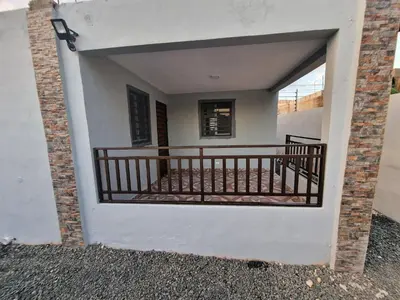 a gate to a house with a balcony at Villa vacacional Rikheriluz in La Romana