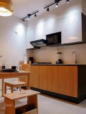 a kitchen with a counter and a table and chairs at Acogedor Apartamento Céntrico in Santo Domingo
