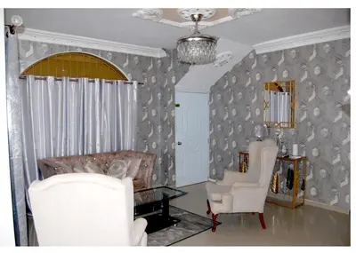 a living room with two chairs and a table at Apartamento Vista Sur in Baní