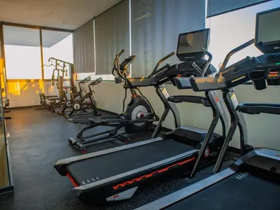 a gym with several exercise bikes in a room at Confort y estilo en Galería 360 con piscina y gimnasio in Santo Domingo
