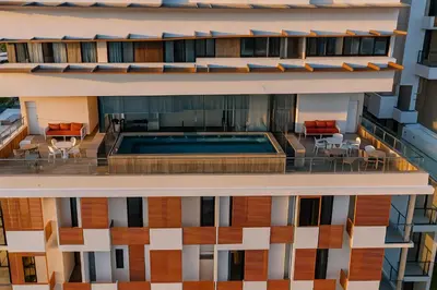 an aerial view of a building with a swimming pool at Confort y estilo en Galería 360 con piscina y gimnasio in Santo Domingo